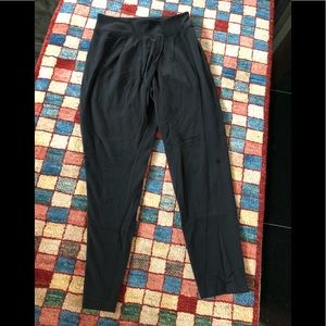 Lululemon Black UNIQUE leggings w/front “drape”